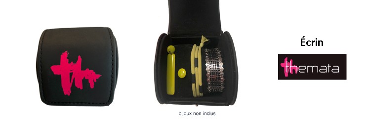 Écrin Themata, couleur Noir Mat, Intérieur floqué. Pour ranger les bijoux Écrin Themata, couleur Noir Mat, Intérieur floqué. Pour ranger les bijoux
